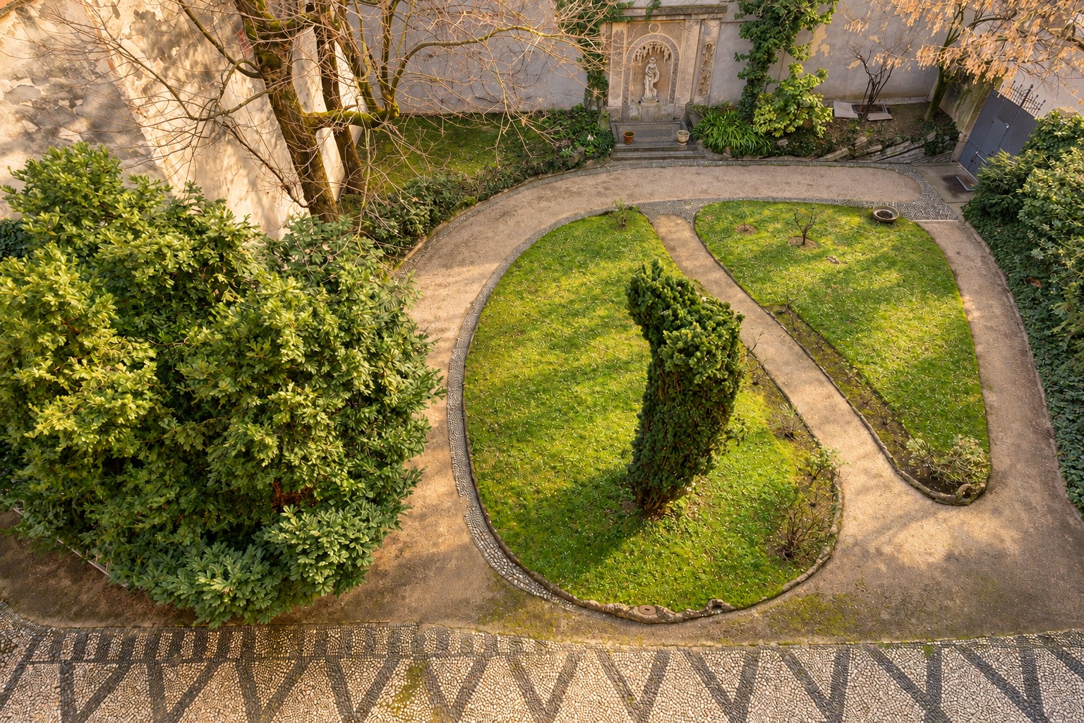 Vista dall'alto delle aiuole ovali del giardino