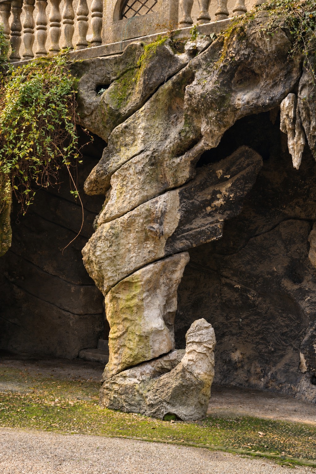 Le grotte — dettaglio delle stalattiti in ferro-cemento