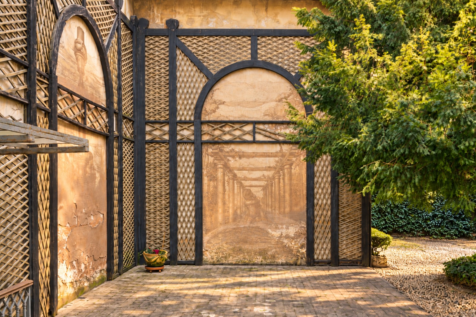 La pergola decorata con scena liberty dipinta