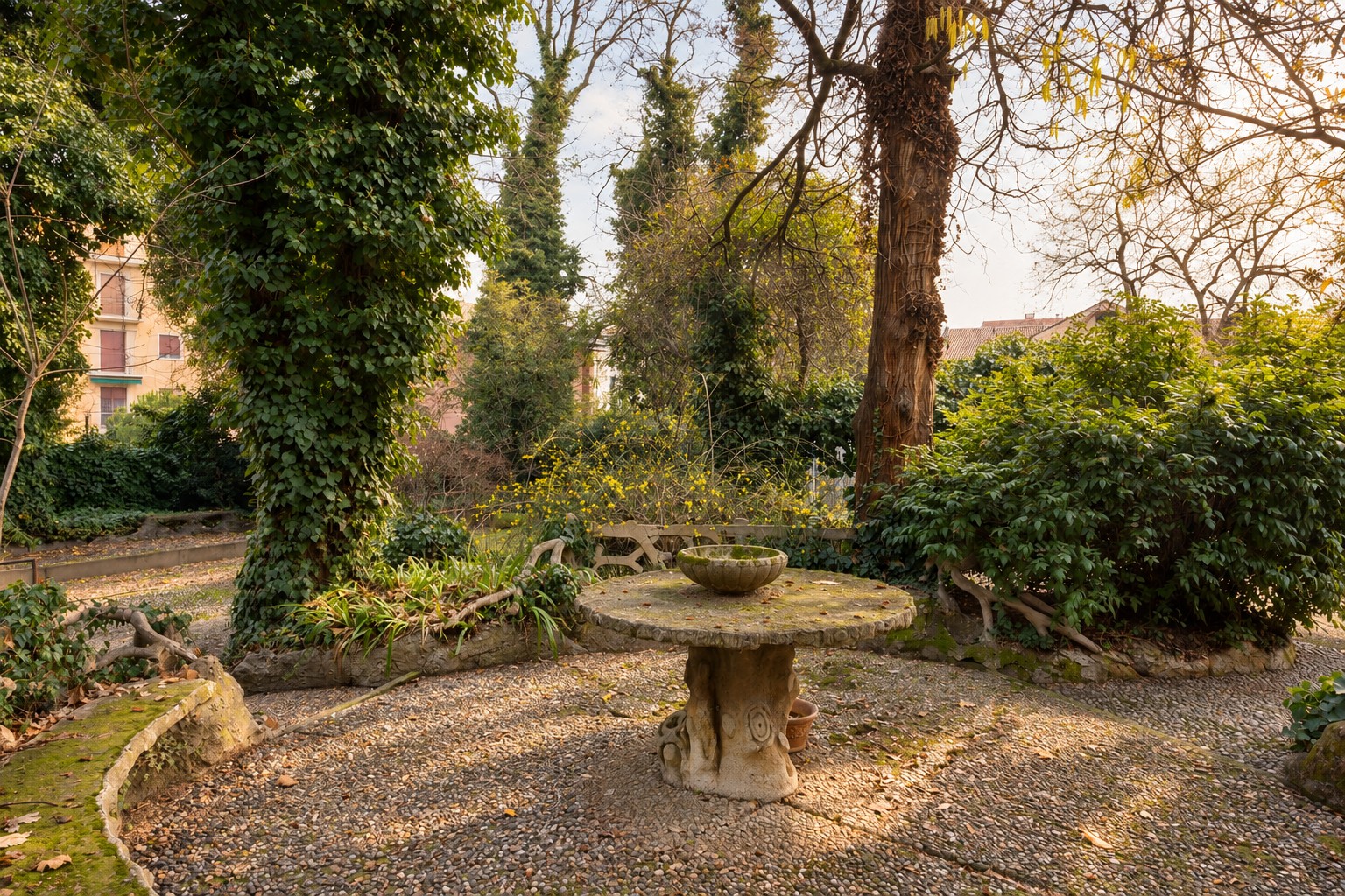 Il tavolo in pietra tra gli alberi