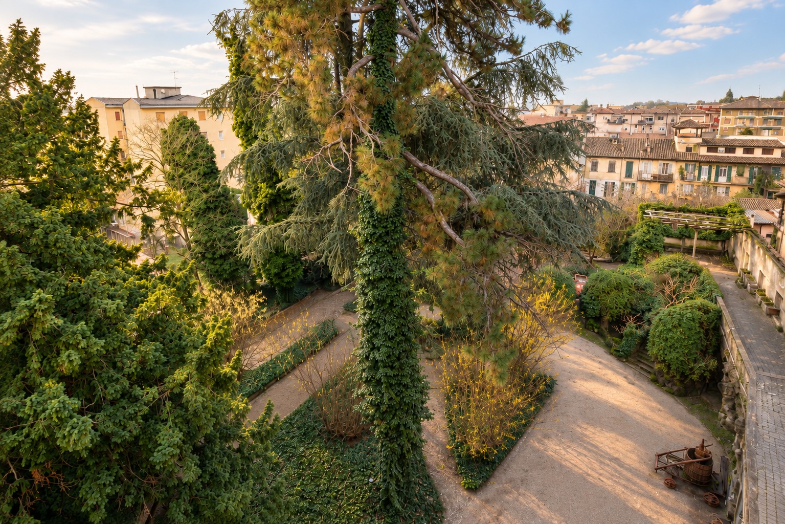 Vista dall'alto del giardino verso i tetti di Stradella